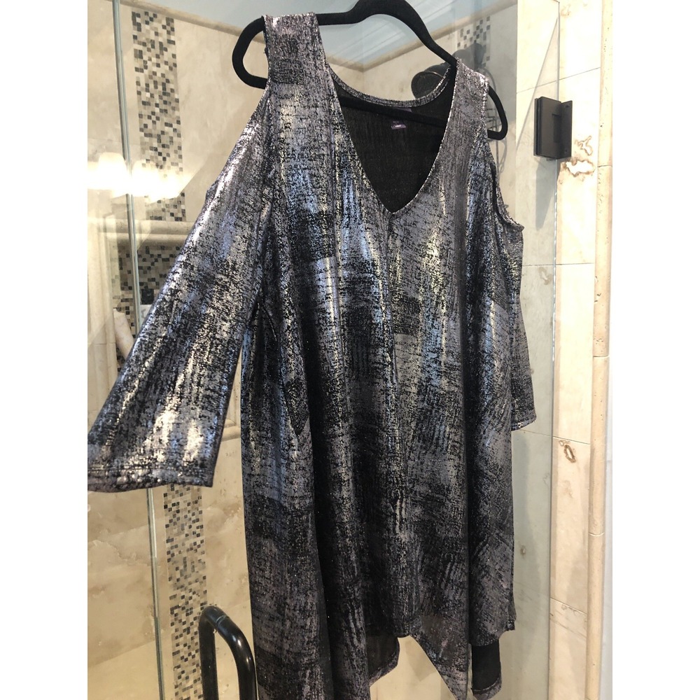 New Asymmetrical Roaman's Plus 18/20 Silver/Black Metallic Cold Shoulder